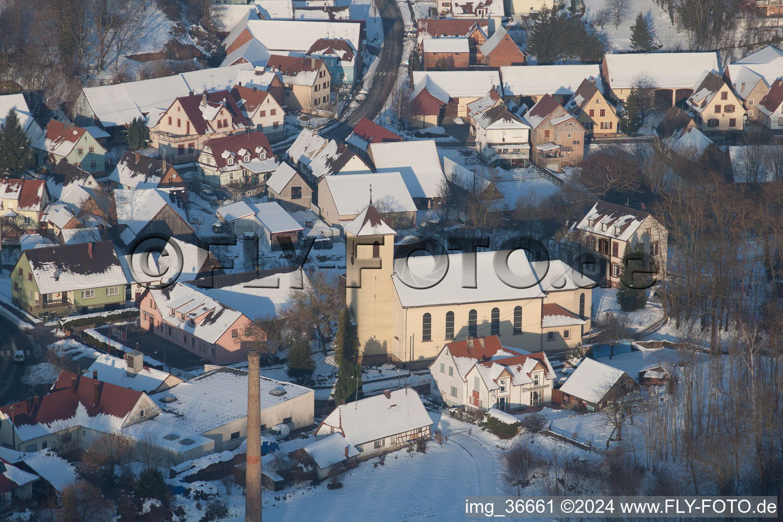 Drohnenaufname von Im Winter bei Schnee in Neewiller-près-Lauterbourg im Bundesland Bas-Rhin, Frankreich
