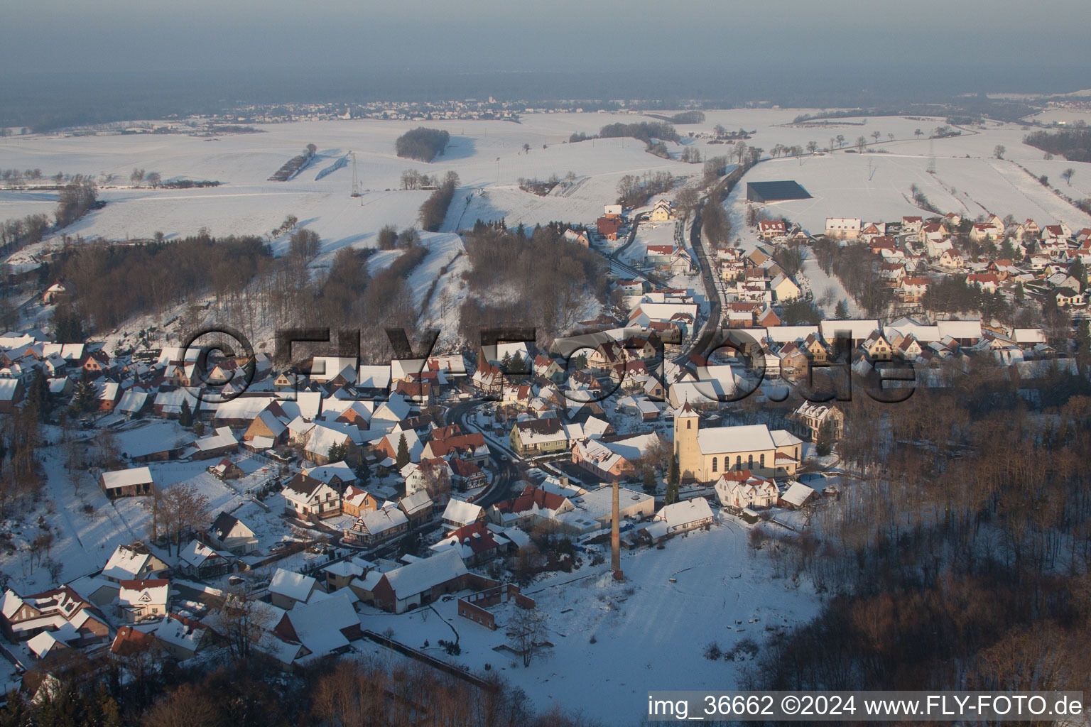 Drohnenbild von Im Winter bei Schnee in Neewiller-près-Lauterbourg im Bundesland Bas-Rhin, Frankreich