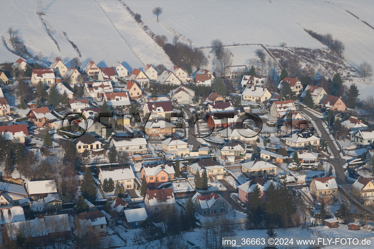 Im Winter bei Schnee in Neewiller-près-Lauterbourg im Bundesland Bas-Rhin, Frankreich aus der Drohnenperspektive