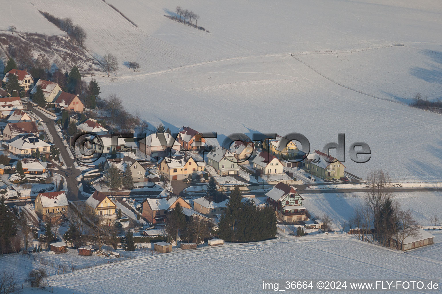 Im Winter bei Schnee in Neewiller-près-Lauterbourg im Bundesland Bas-Rhin, Frankreich von einer Drohne aus