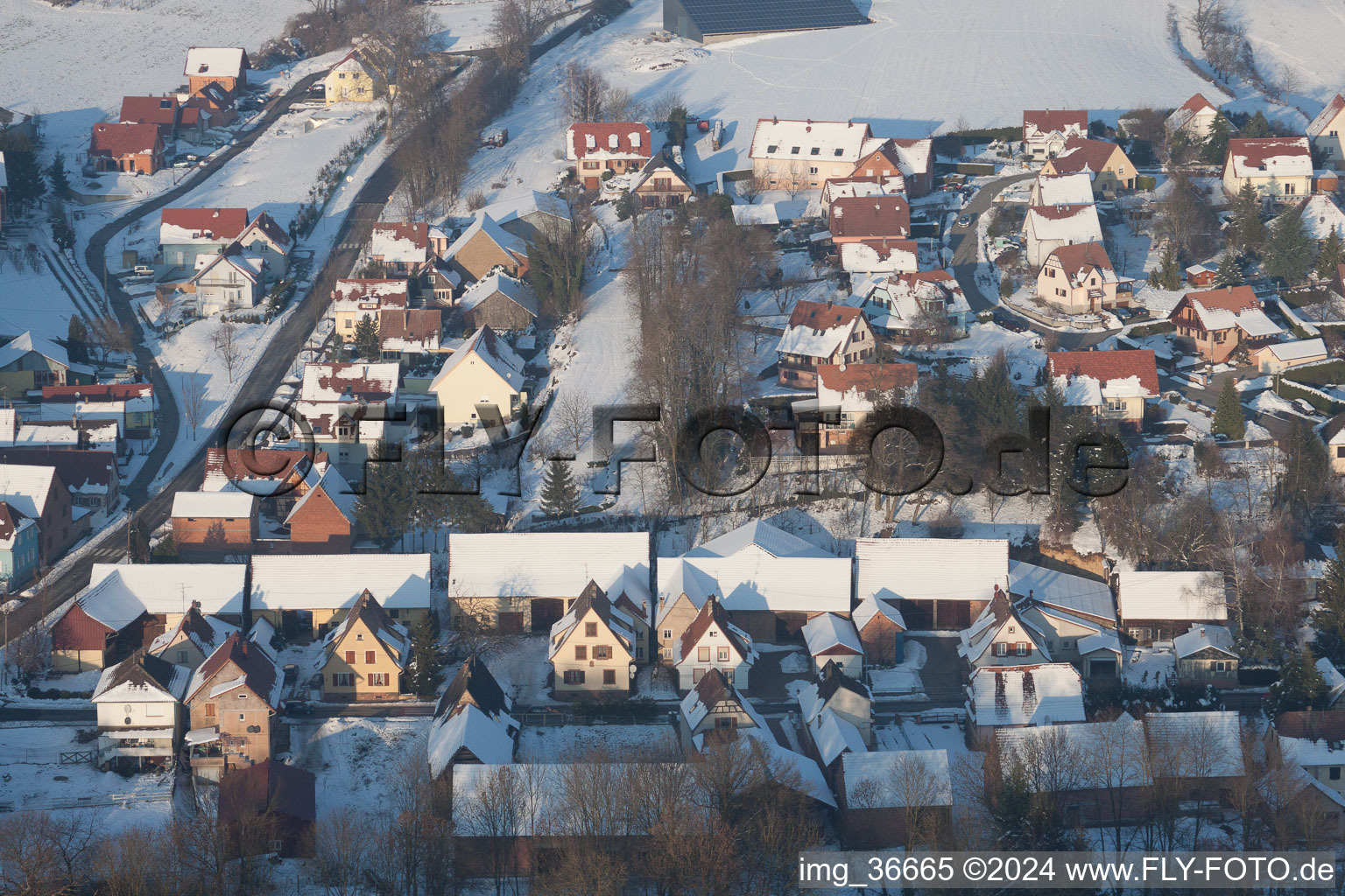 Im Winter bei Schnee in Neewiller-près-Lauterbourg im Bundesland Bas-Rhin, Frankreich von der Drohne aus gesehen