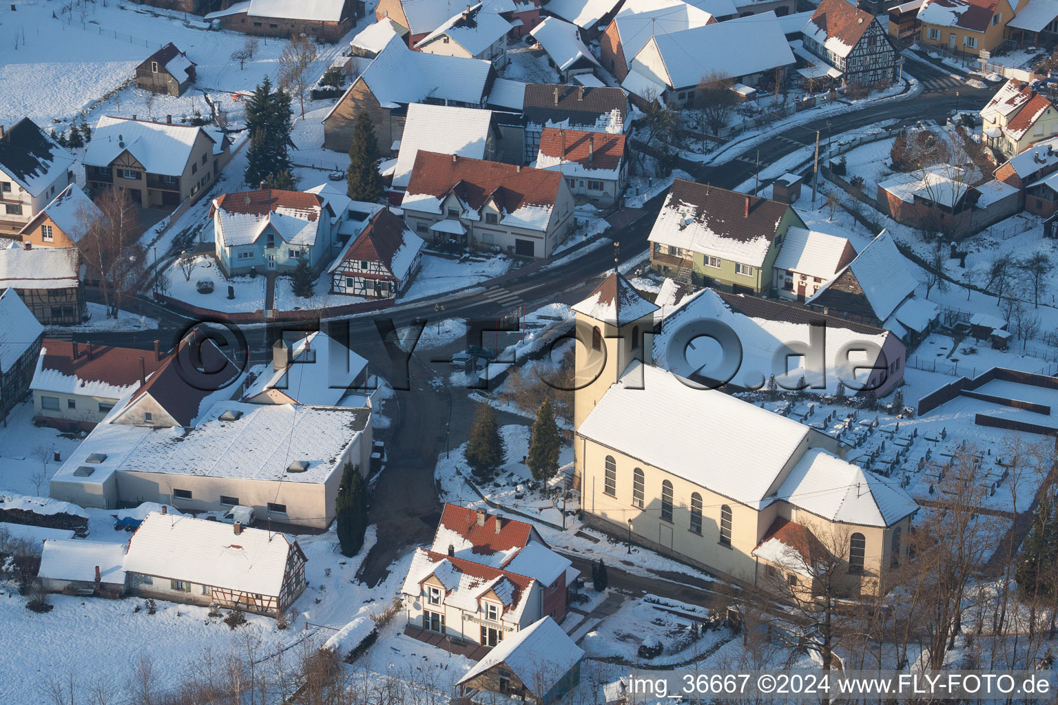 Luftbild von Im Winter bei Schnee in Neewiller-près-Lauterbourg im Bundesland Bas-Rhin, Frankreich