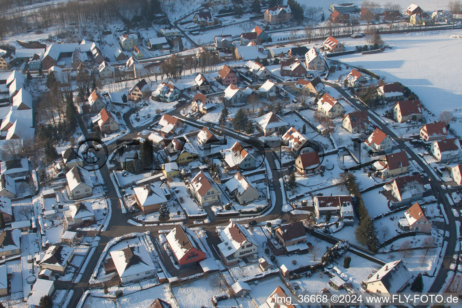 Luftaufnahme von Im Winter bei Schnee in Neewiller-près-Lauterbourg im Bundesland Bas-Rhin, Frankreich