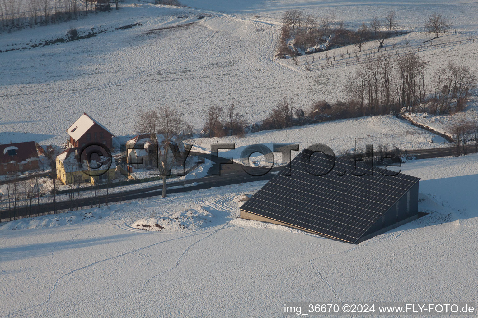 Im Winter bei Schnee in Neewiller-près-Lauterbourg im Bundesland Bas-Rhin, Frankreich von oben