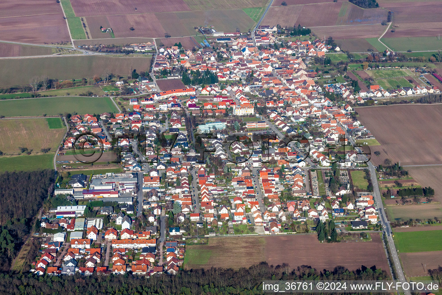 Luftbild von Dorf - Ansicht am Rande von landwirtschaftlichen Feldern und Nutzflächen in Westheim (Pfalz) im Bundesland Rheinland-Pfalz, Deutschland