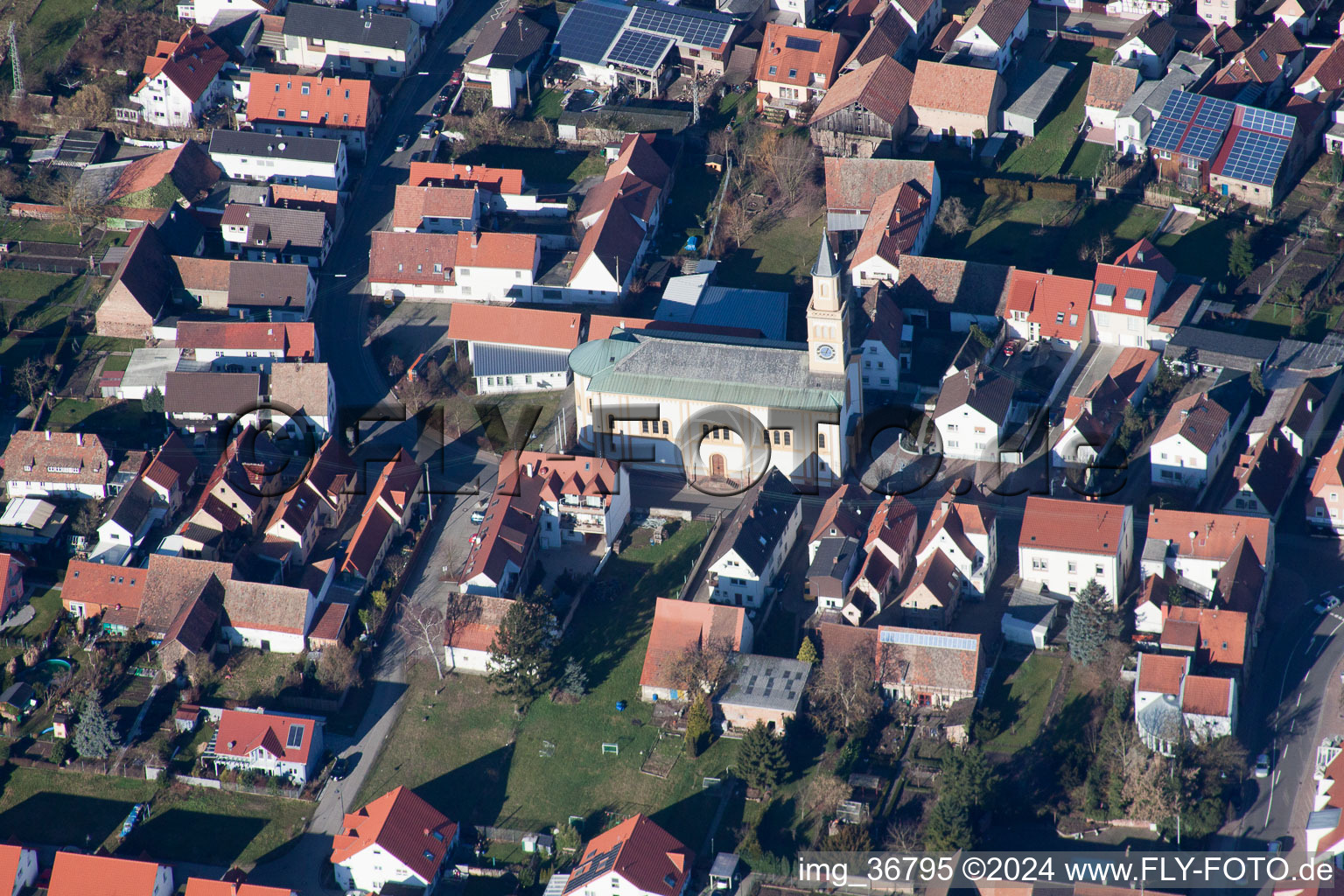 Lingenfeld im Bundesland Rheinland-Pfalz, Deutschland von der Drohne aus gesehen