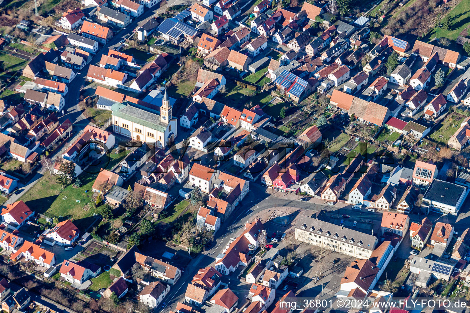 Luftaufnahme von Kirchengebäude im Dorfkern in Lingenfeld im Bundesland Rheinland-Pfalz, Deutschland