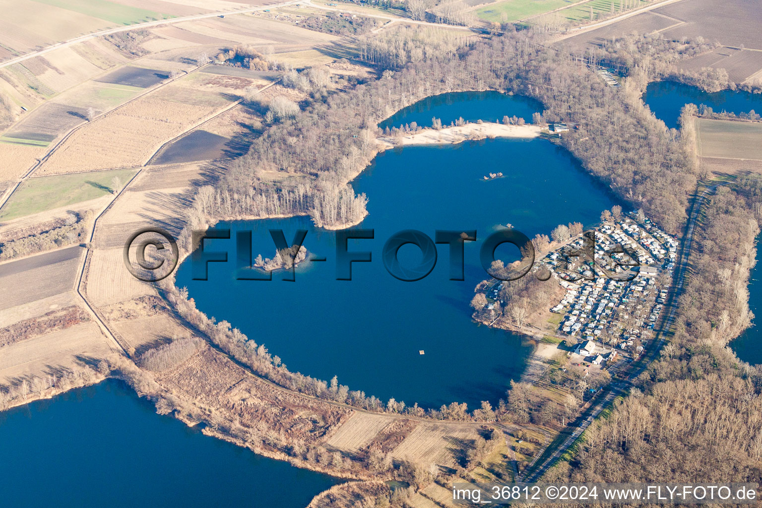 Wohnwagen und Zelte- Campingplatz - und Zeltplatz am Baggersee in Lingenfeld im Bundesland Rheinland-Pfalz, Deutschland