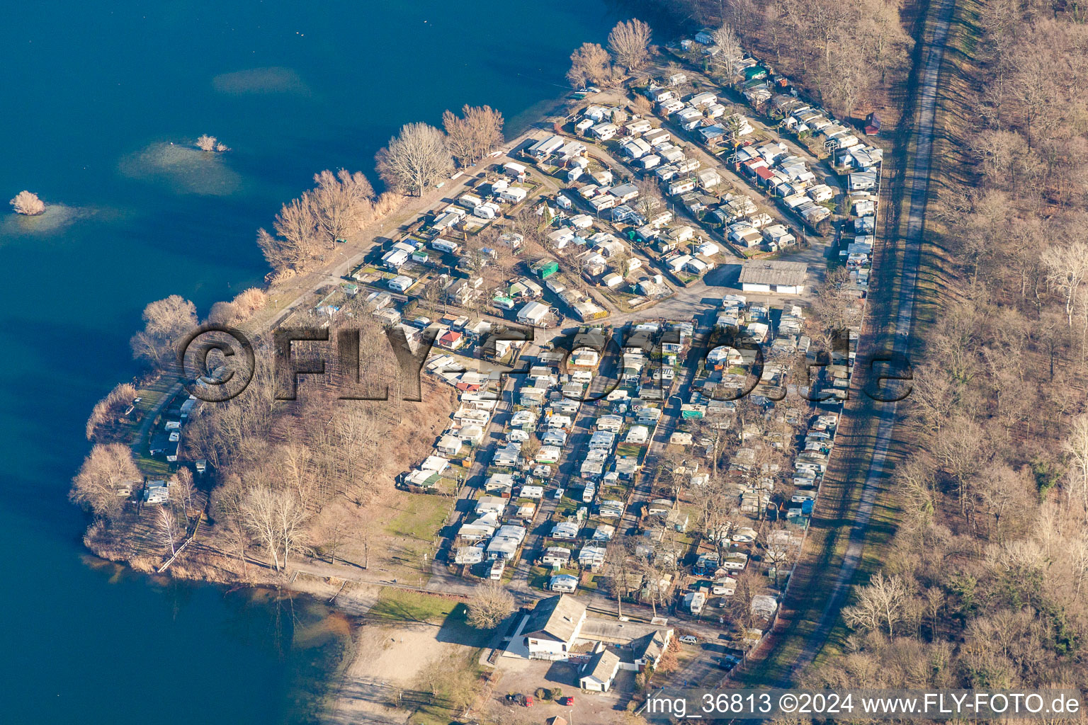 Luftbild von Wohnwagen und Zelte- Campingplatz - und Zeltplatz am Baggersee in Lingenfeld im Bundesland Rheinland-Pfalz, Deutschland