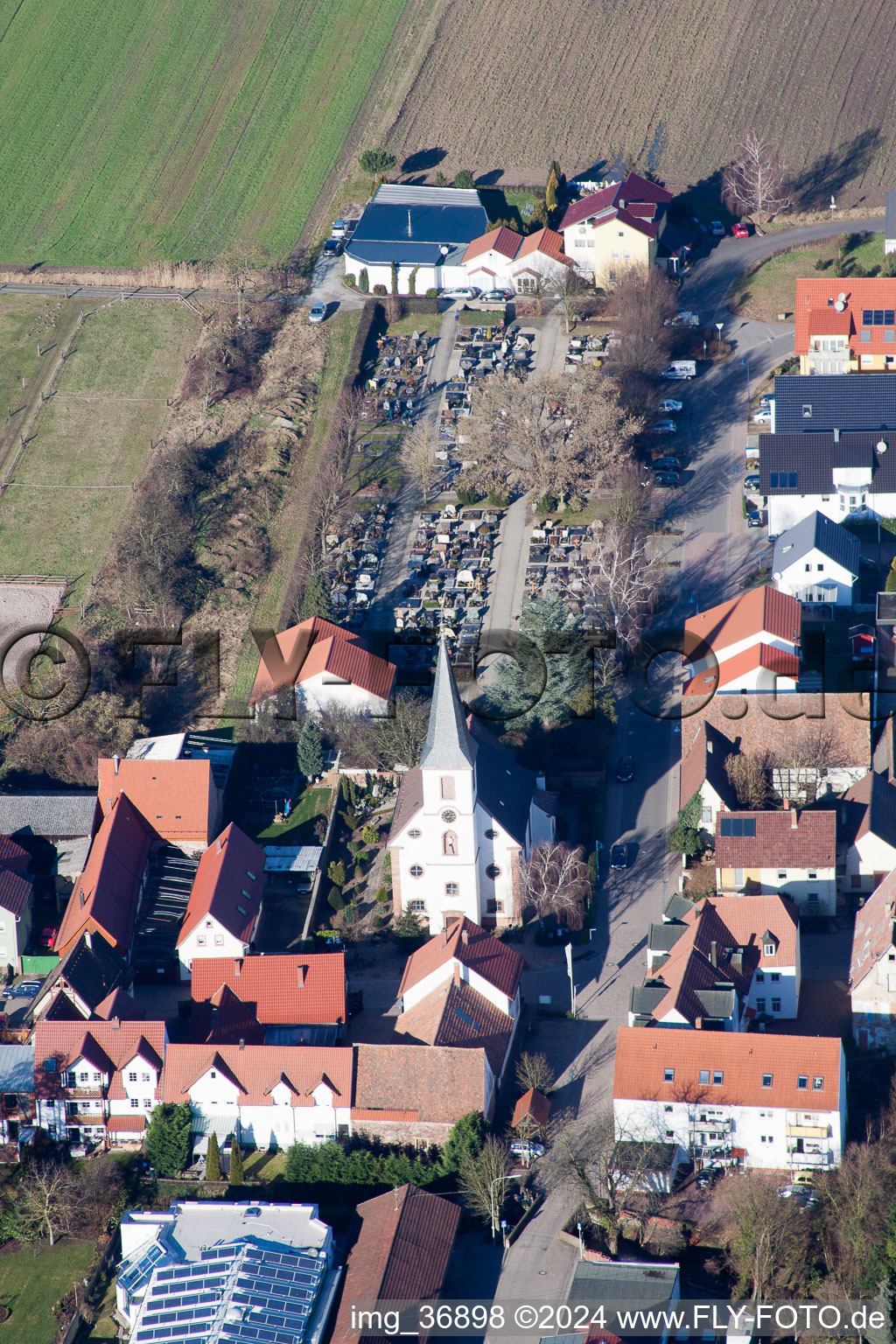 Grabreihen auf dem Gelände des Friedhofes in Hanhofen im Bundesland Rheinland-Pfalz, Deutschland