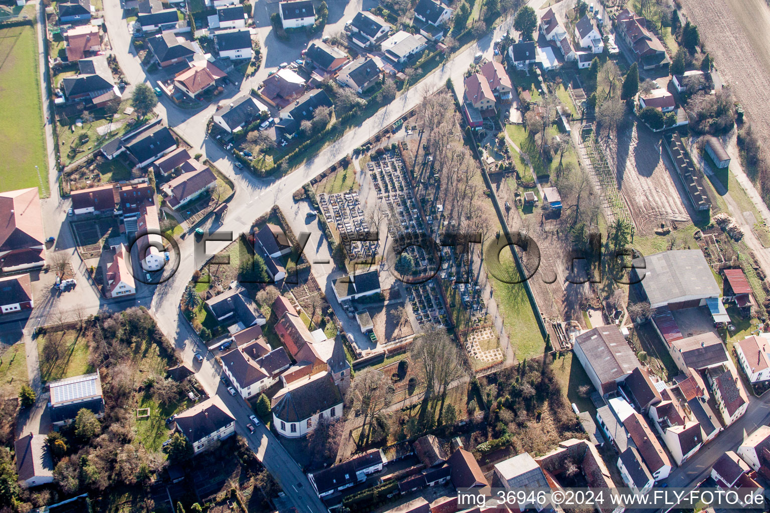 Ortsansicht der Straßen und Häuser der Wohngebiete in Gommersheim im Bundesland Rheinland-Pfalz, Deutschland