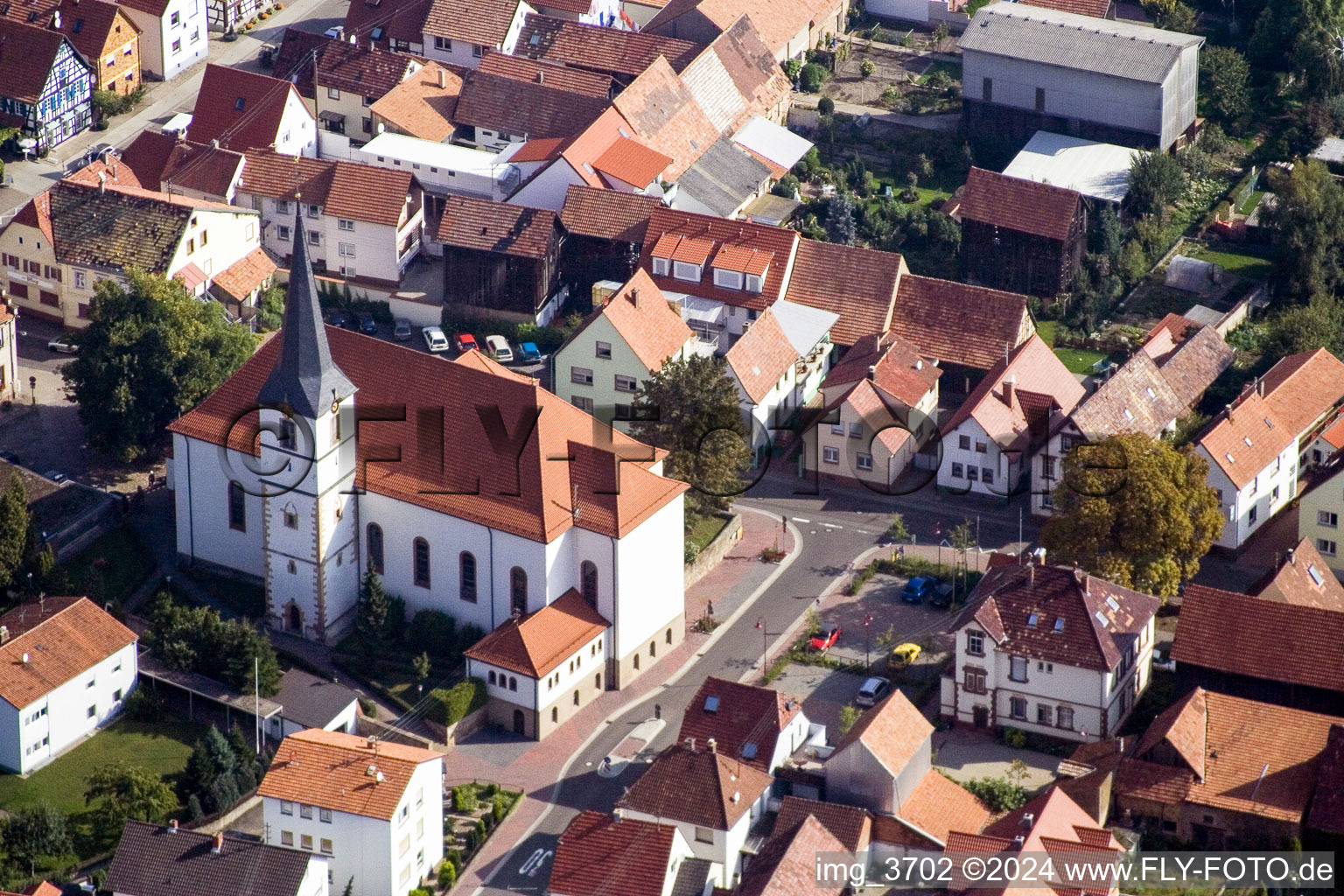 Luftbild von Kirchengebäude im Dorfkern in Hatzenbühl im Bundesland Rheinland-Pfalz, Deutschland