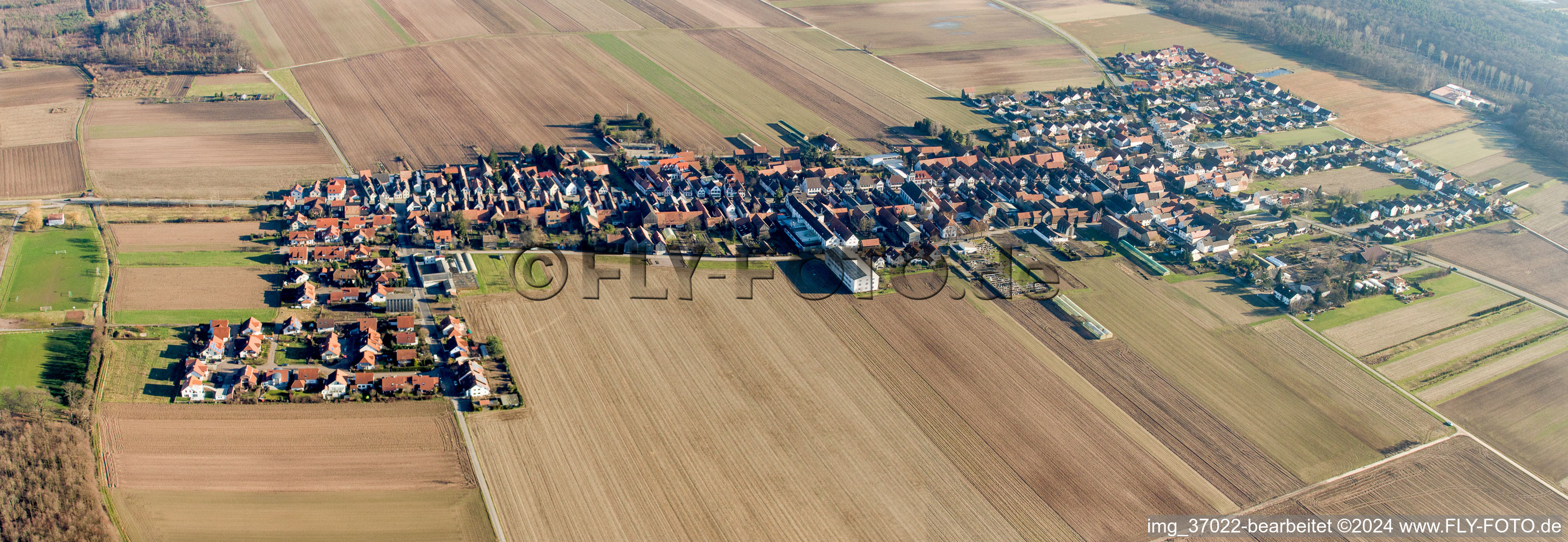 Luftaufnahme von Dorf - Ansicht am Rande von landwirtschaftlichen Feldern und Nutzflächen im Ortsteil Hayna in Herxheim bei Landau (Pfalz) in Herxheim bei Landau/Pfalz im Bundesland Rheinland-Pfalz, Deutschland