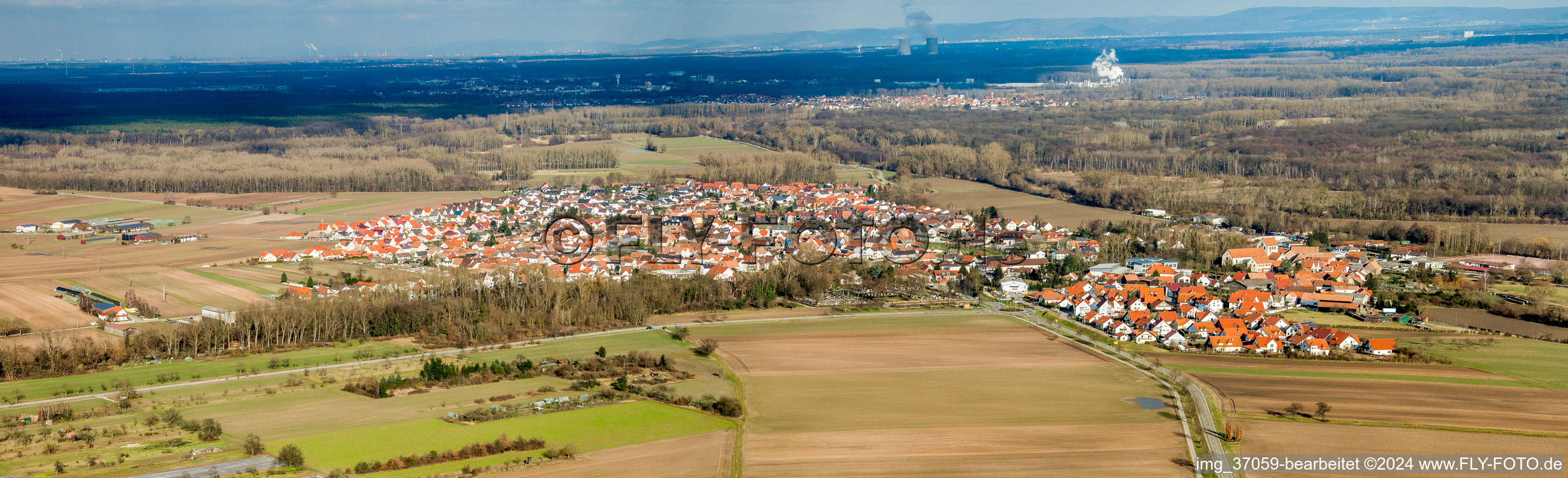 Panorama Perspektive der Dorf - Ansicht am Rande von landwirtschaftlichen Feldern und Nutzflächen in Hördt im Bundesland Rheinland-Pfalz, Deutschland