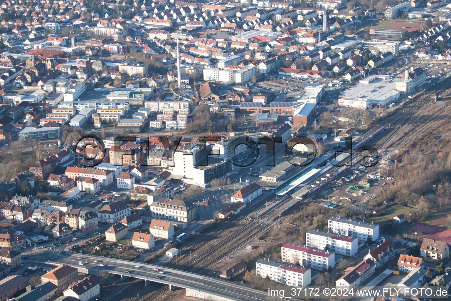Luftbild von Bahnhof in Landau in der Pfalz im Bundesland Rheinland-Pfalz, Deutschland