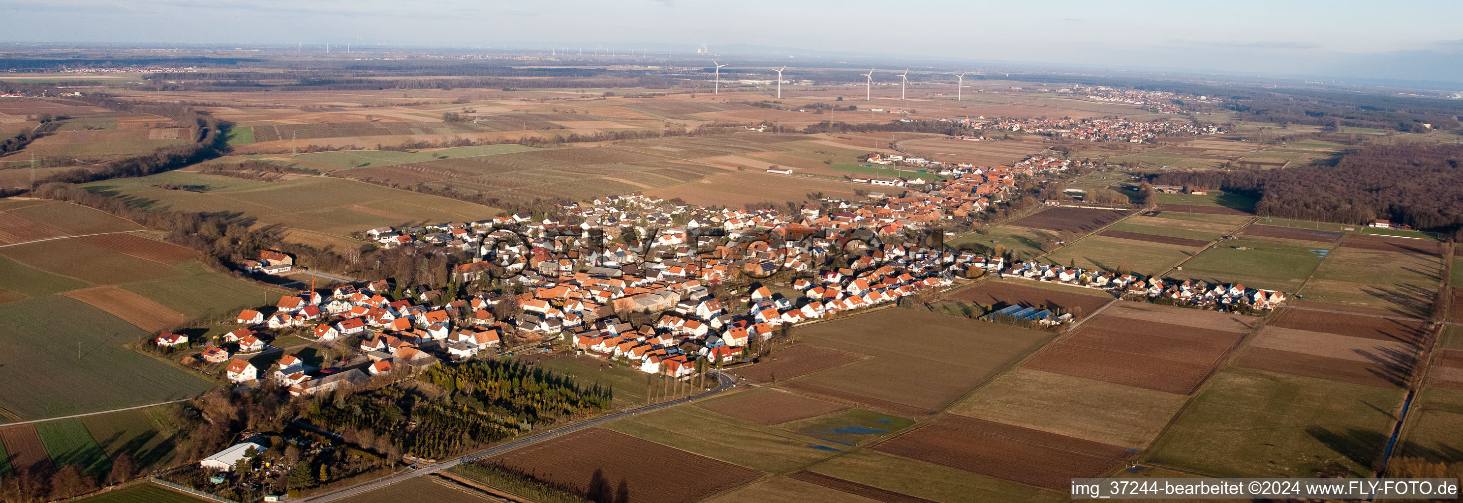 Panorama Perspektive Dorf - Ansicht am Rande von landwirtschaftlichen Feldern und Nutzflächen in Freckenfeld im Bundesland Rheinland-Pfalz, Deutschland