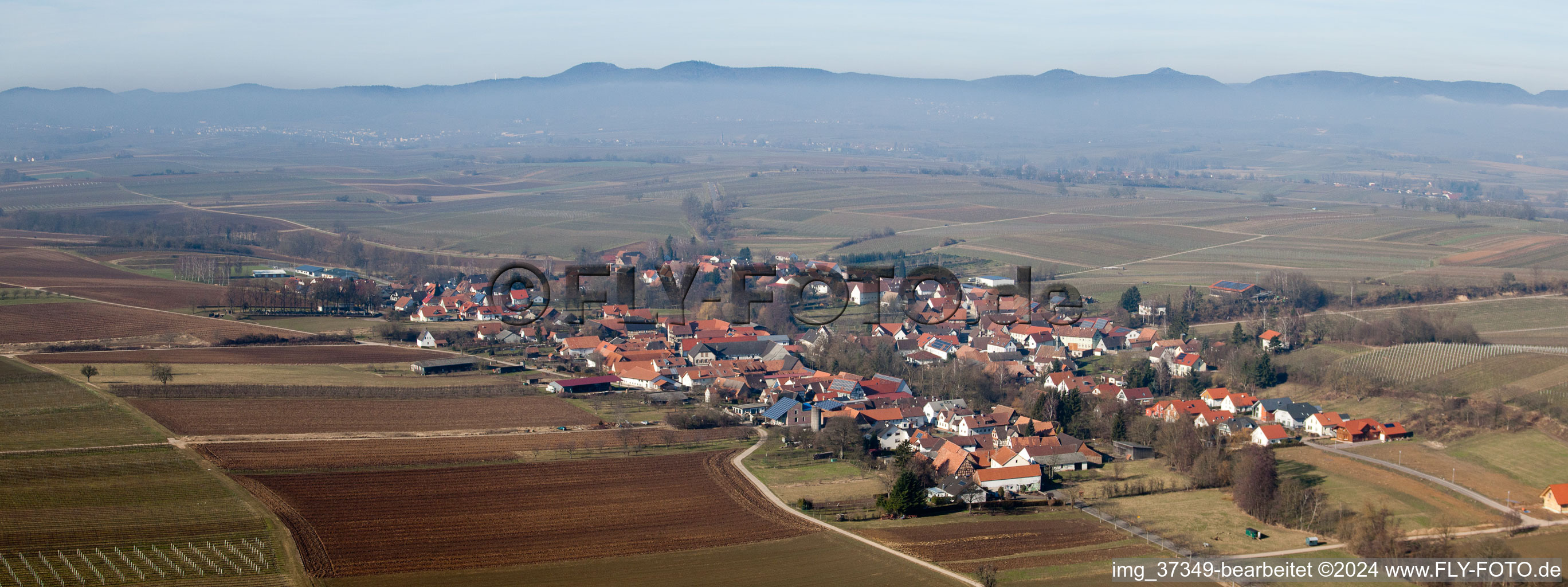 Panorama vom Ortsbereich und der Umgebung in Dierbach im Bundesland Rheinland-Pfalz, Deutschland