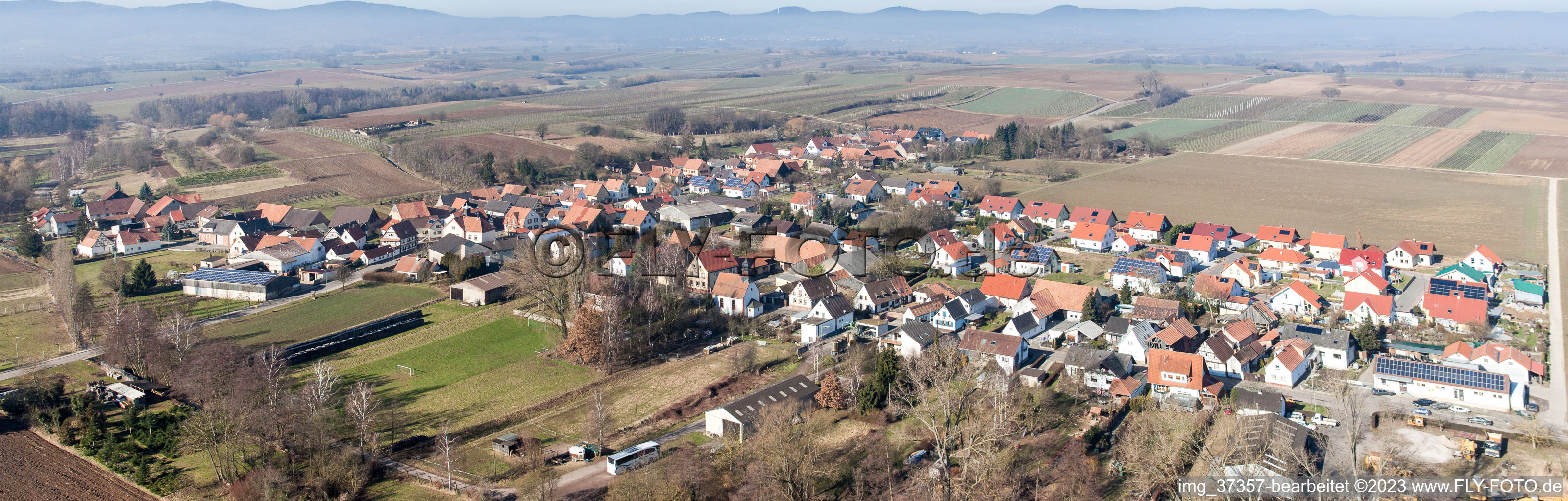Panorama - Perspektive der Dorf - Ansicht am Rande von landwirtschaftlichen Feldern und Nutzflächen im Ortsteil Kleinsteinfeld in Niederotterbach im Bundesland Rheinland-Pfalz, Deutschland