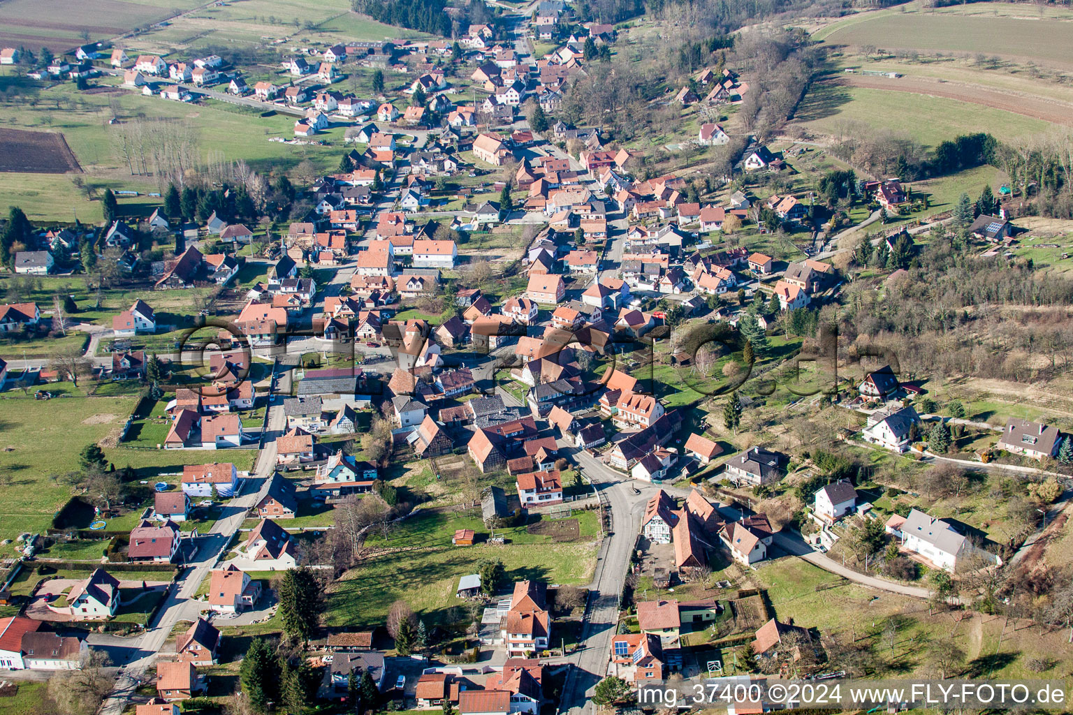 Luftbild von Dorf - Ansicht am Rande von landwirtschaftlichen Feldern und Nutzflächen in Lobsann in Grand Est im Bundesland Bas-Rhin, Frankreich