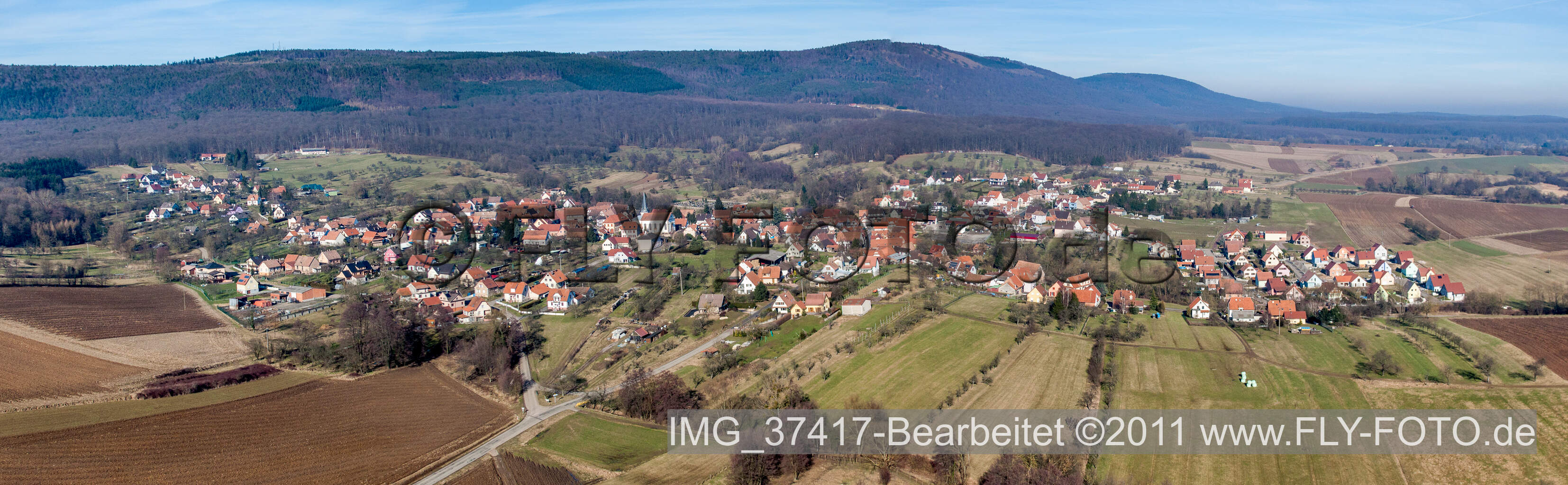 Panorama Perspektive Dorf - Ansicht am Rande von landwirtschaftlichen Feldern und Nutzflächen in Lampertsloch in Grand Est im Bundesland Bas-Rhin, Frankreich