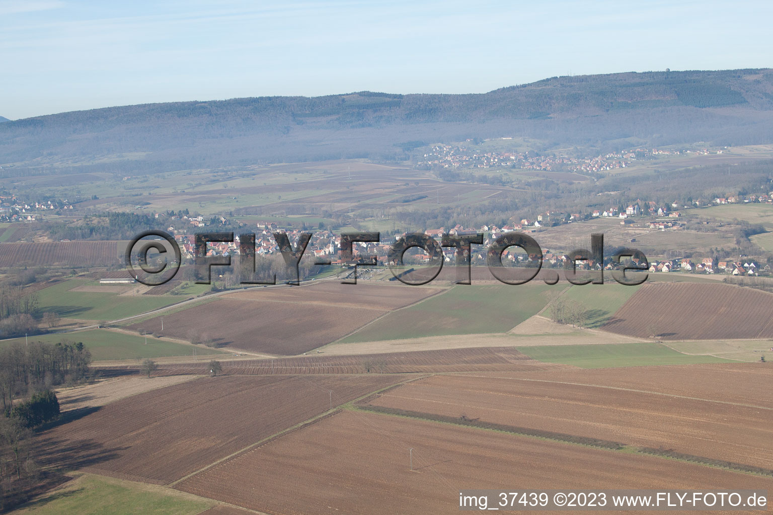 Drohnenbild von Merkwiller-Pechelbronn im Bundesland Bas-Rhin, Frankreich
