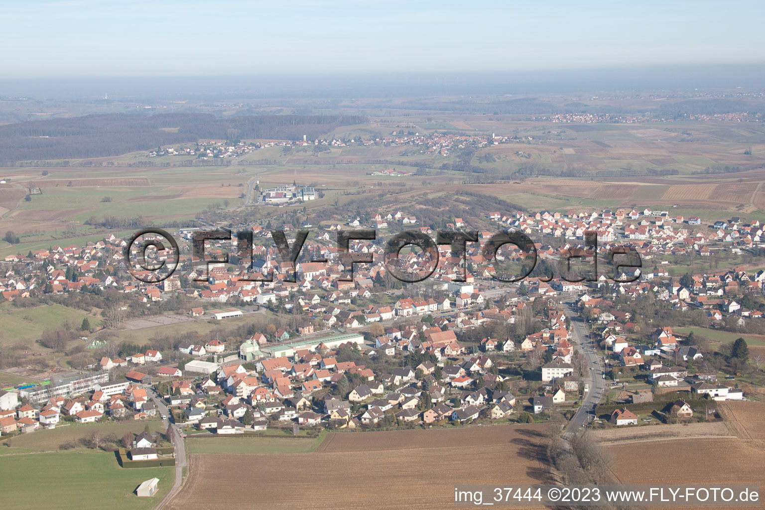 Luftbild von Soultz-sous-Forêts (Elsaß) im Bundesland Bas-Rhin, Frankreich