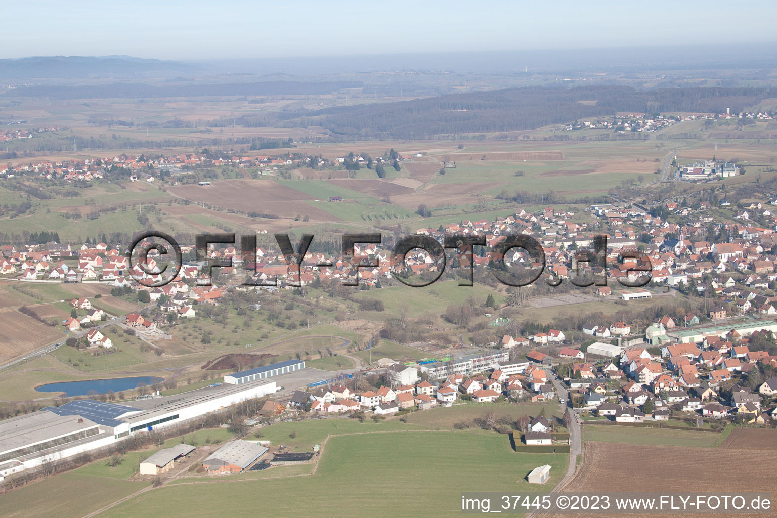 Luftaufnahme von Soultz-sous-Forêts (Elsaß) im Bundesland Bas-Rhin, Frankreich
