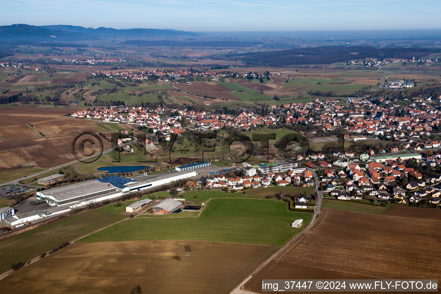 Ortsansicht der Straßen und Häuser der Wohngebiete in Soultz-sous-Forets in Grand Est in Soultz-sous-Forêts im Bundesland Bas-Rhin, Frankreich aus der Luft