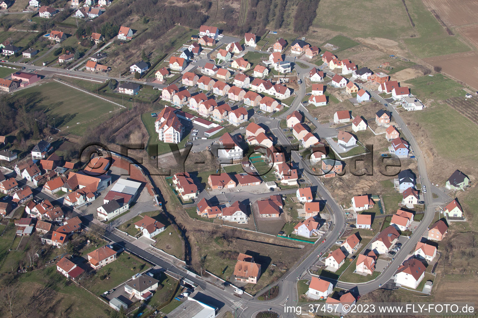 Drohnenbild von Soultz-sous-Forêts (Elsaß) im Bundesland Bas-Rhin, Frankreich
