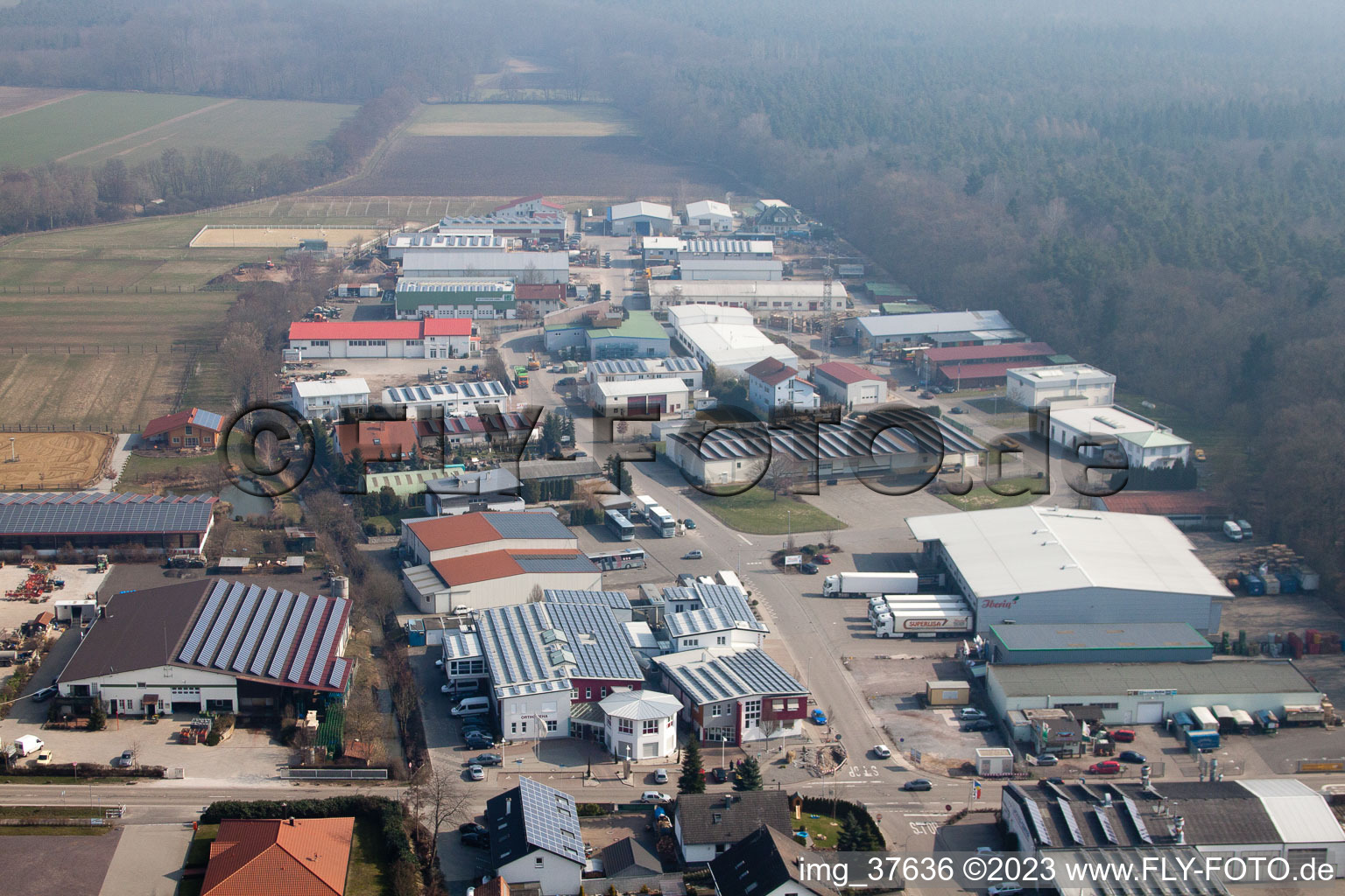 Schrägluftbild von Herxheim, Gewerbegebiet Gäxwald in Herxheim bei Landau/Pfalz im Bundesland Rheinland-Pfalz, Deutschland