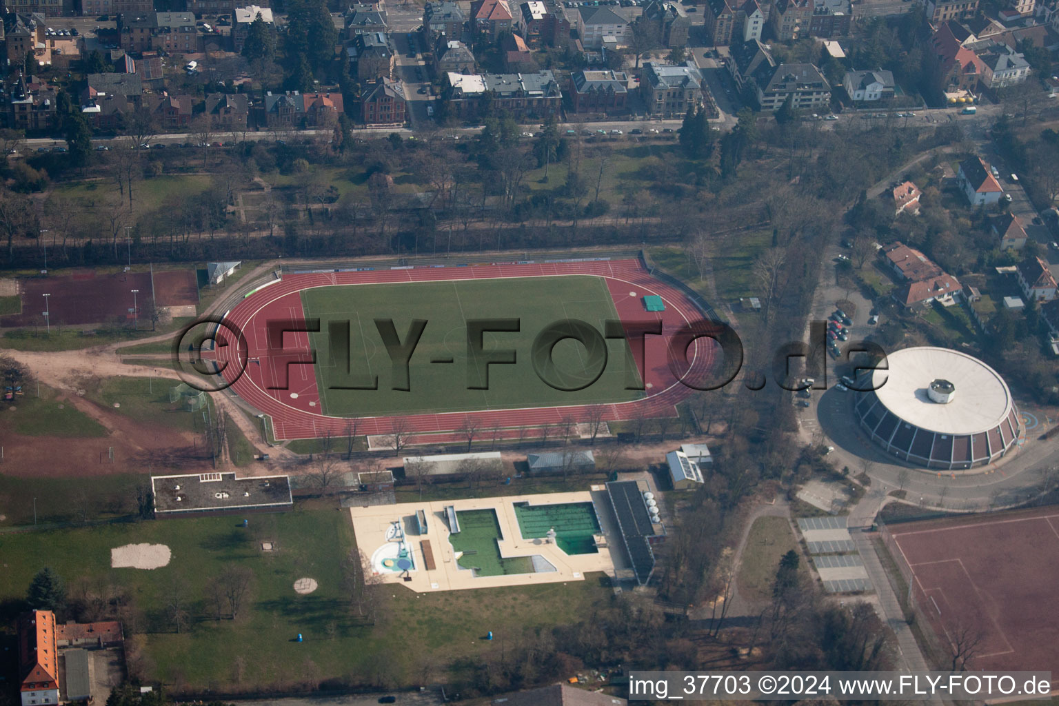 Luftbild von Rundsporthalle, Freibad in Landau in der Pfalz im Bundesland Rheinland-Pfalz, Deutschland