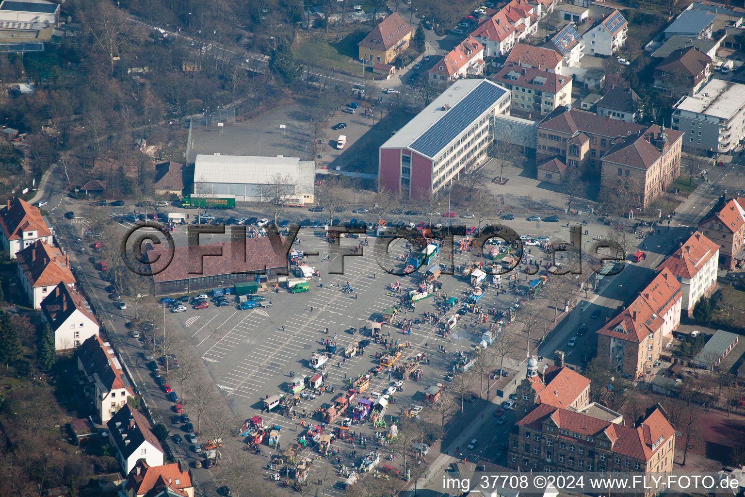 Luftbild von Marktplatz, Aufbau des Faschingsumzugs in Landau in der Pfalz im Bundesland Rheinland-Pfalz, Deutschland