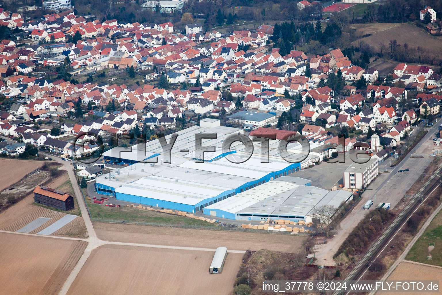 Luftbild von Lagerhauskomplex- Gebäude im Gewerbegebiet TRANSAC Intern. Speditionsgesellschaft mbH in Rülzheim im Bundesland Rheinland-Pfalz, Deutschland