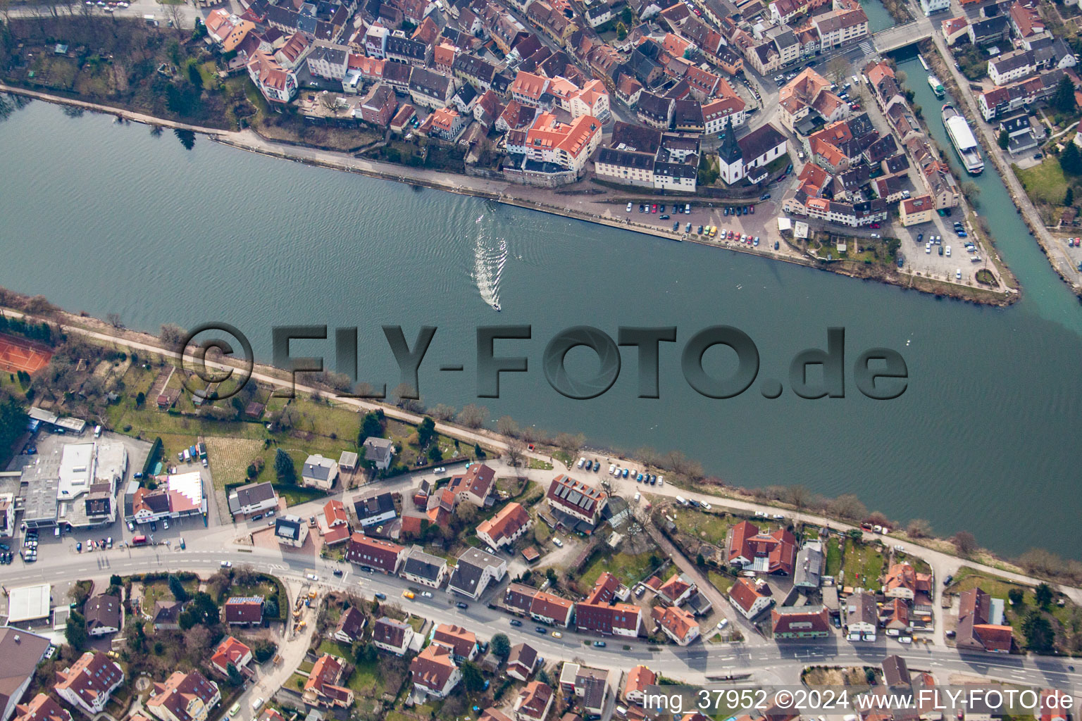 Neckarufer im Ortsteil Kleingemünd in Neckargemünd im Bundesland Baden-Württemberg, Deutschland