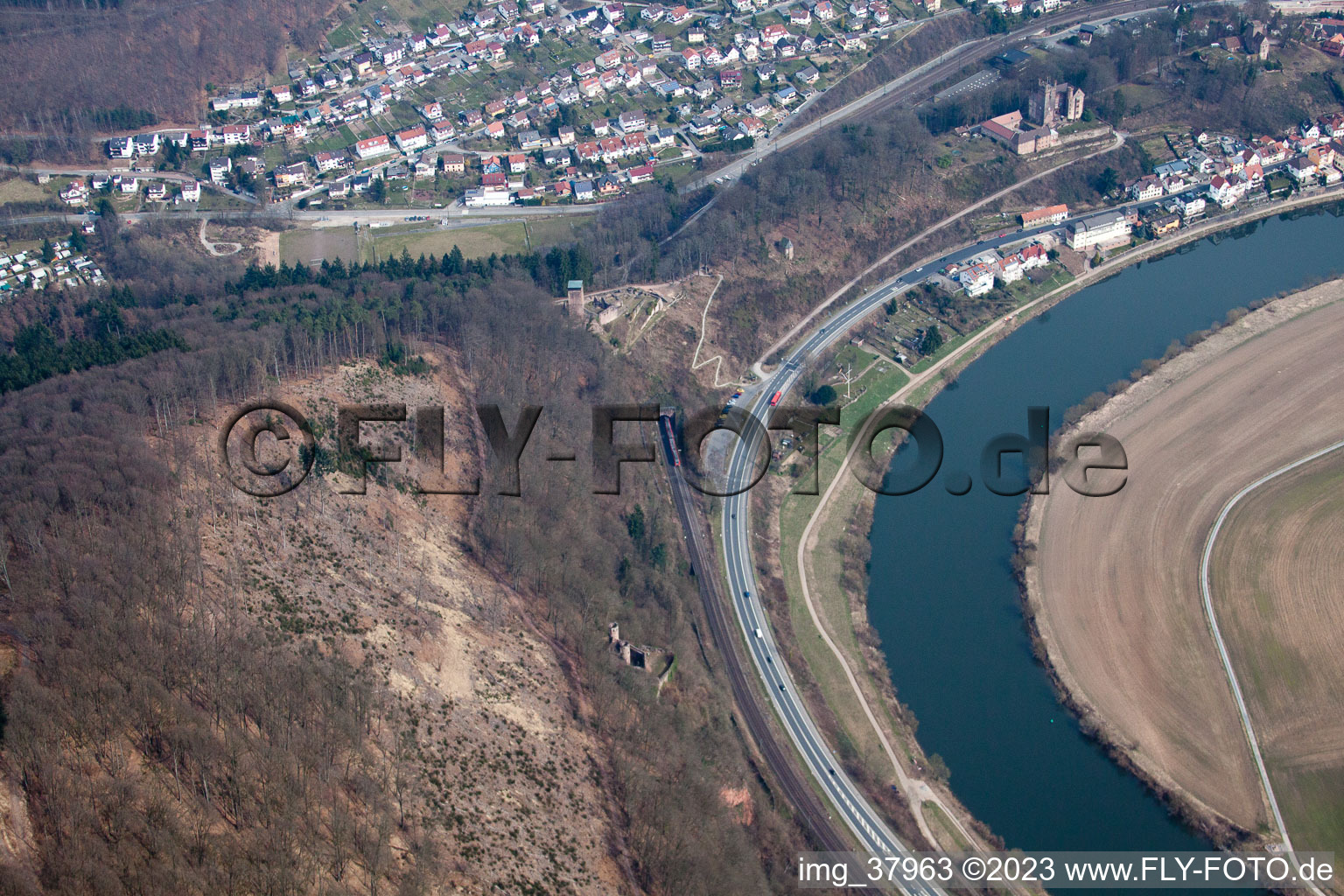 Luftaufnahme von Neckarsteinach, Mittelburg von 1165 im Bundesland Hessen, Deutschland
