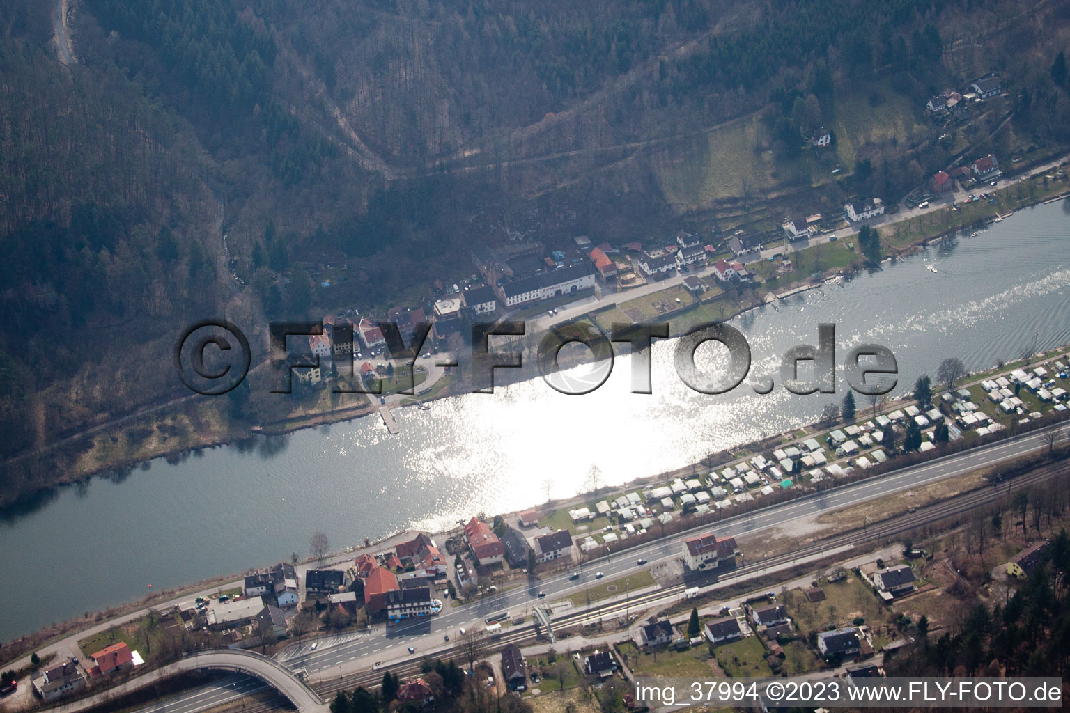 Luftaufnahme von Neckarhäuserhof, Fähre über den Neckar nach Neckarhausen im Bundesland Hessen, Deutschland