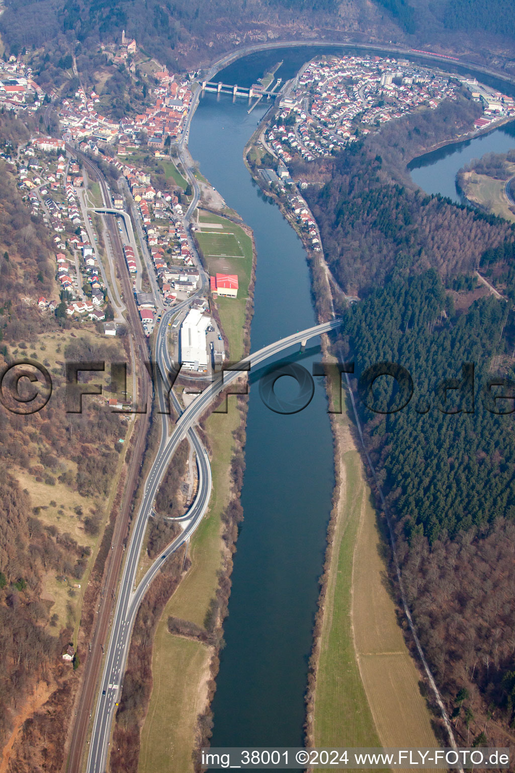 Luftaufnahme von In der Neckarschleife in Hirschhorn im Bundesland Hessen, Deutschland