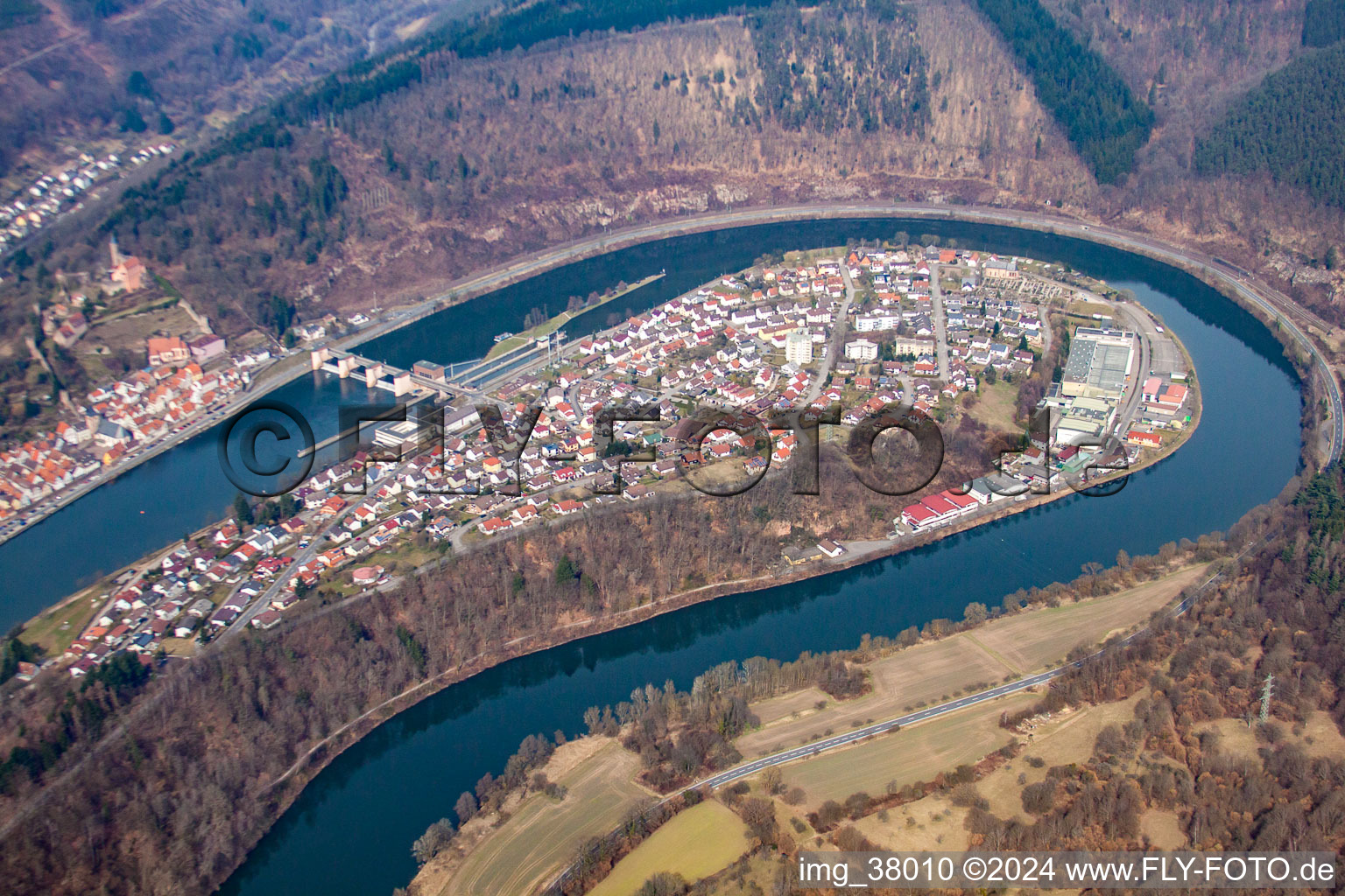 Luftaufnahme von Ortsteil Ersheim in der Neckarschleife in Hirschhorn im Bundesland Hessen, Deutschland