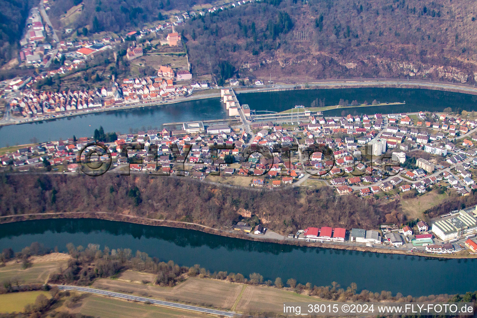 Schrägluftbild von Ortsteil Ersheim in der Neckarschleife in Hirschhorn im Bundesland Hessen, Deutschland