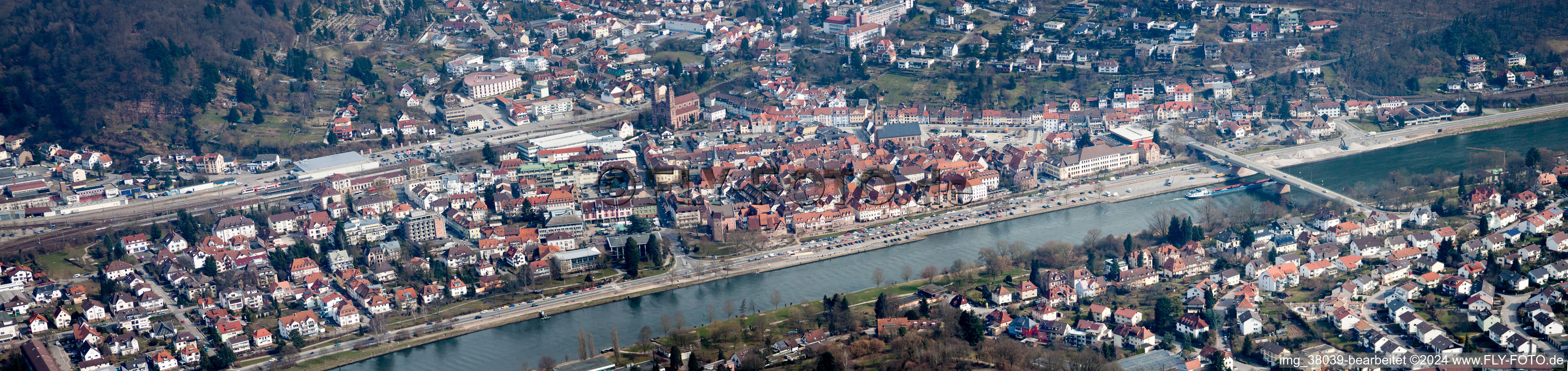 Panorama Perspektive des Ortskern am Uferbereich des Neckar - Flußverlaufes in Eberbach im Bundesland Baden-Württemberg, Deutschland