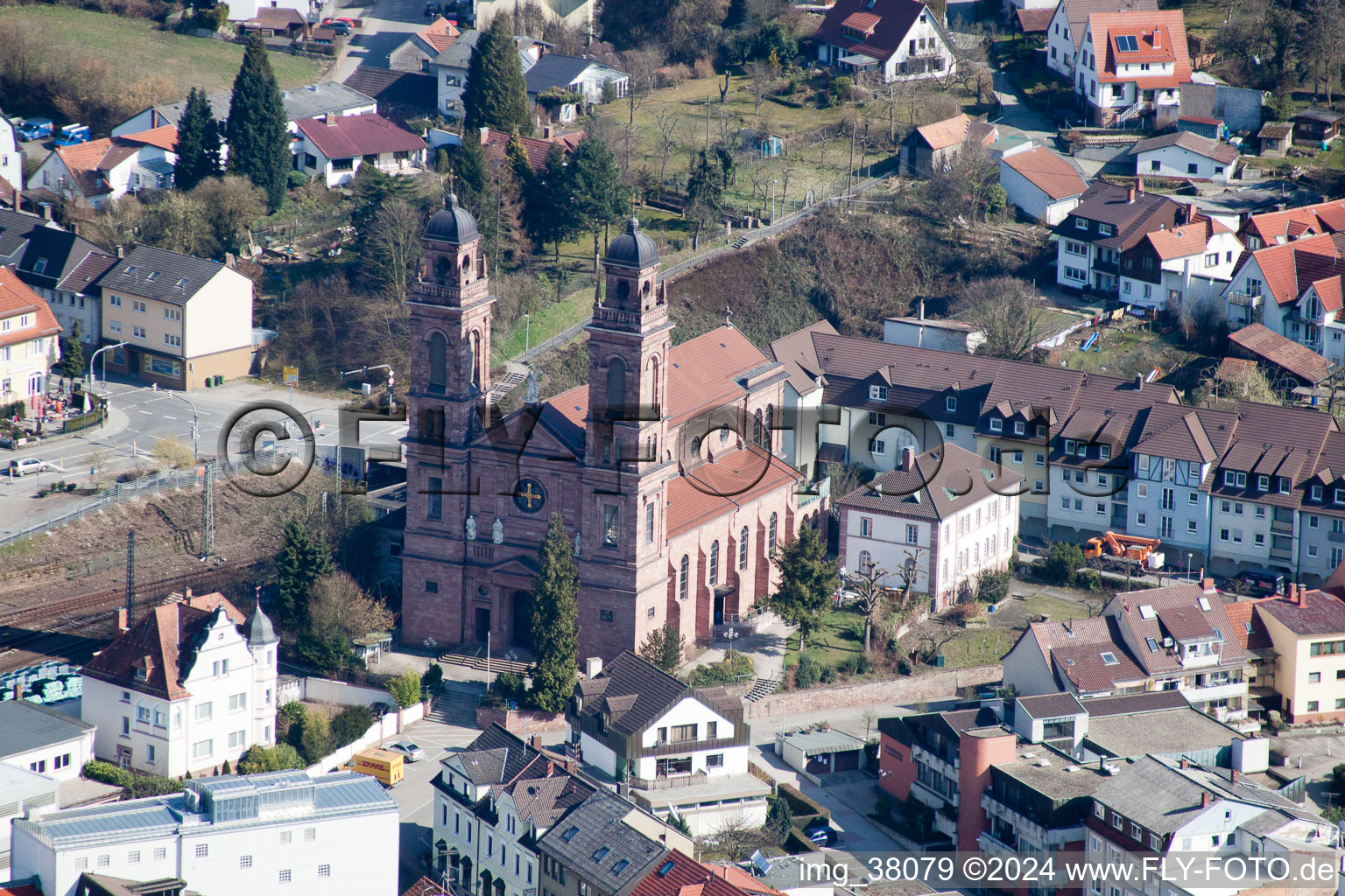 Luftbild von Kirchengebäude von es Nepomuk im Altstadt- Zentrum der Innenstadt in Eberbach im Bundesland Baden-Württemberg, Deutschland