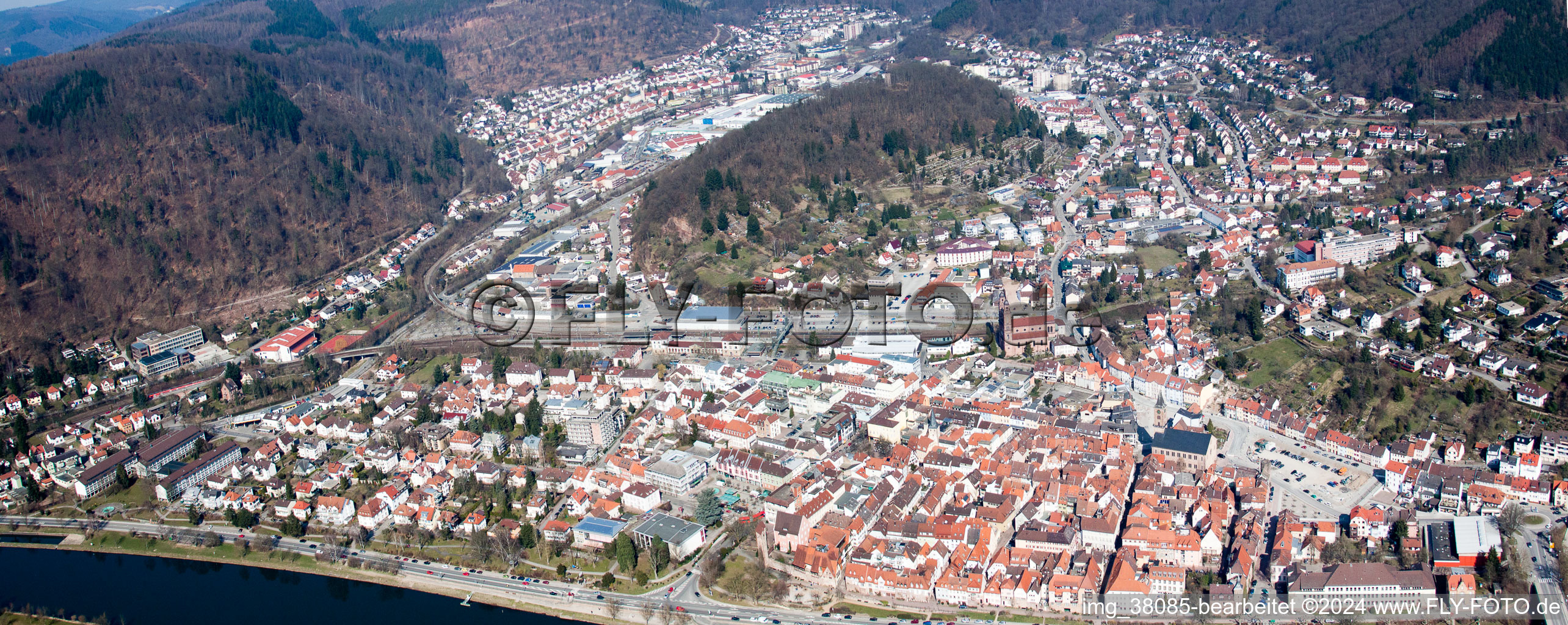 Luftbild von Panorama Perspektive des Ortskern am Uferbereich des Neckar - Flußverlaufes in Eberbach im Bundesland Baden-Württemberg, Deutschland