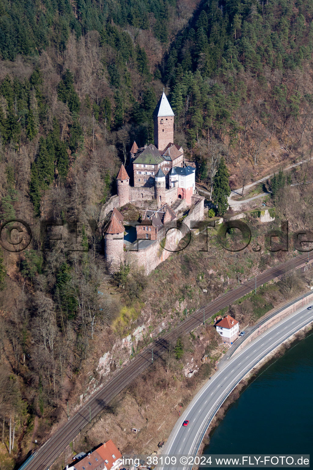 Luftaufnahme von Burganlage des Schloß Zwingenberg über dem Neckar in Zwingenberg im Bundesland Baden-Württemberg, Deutschland