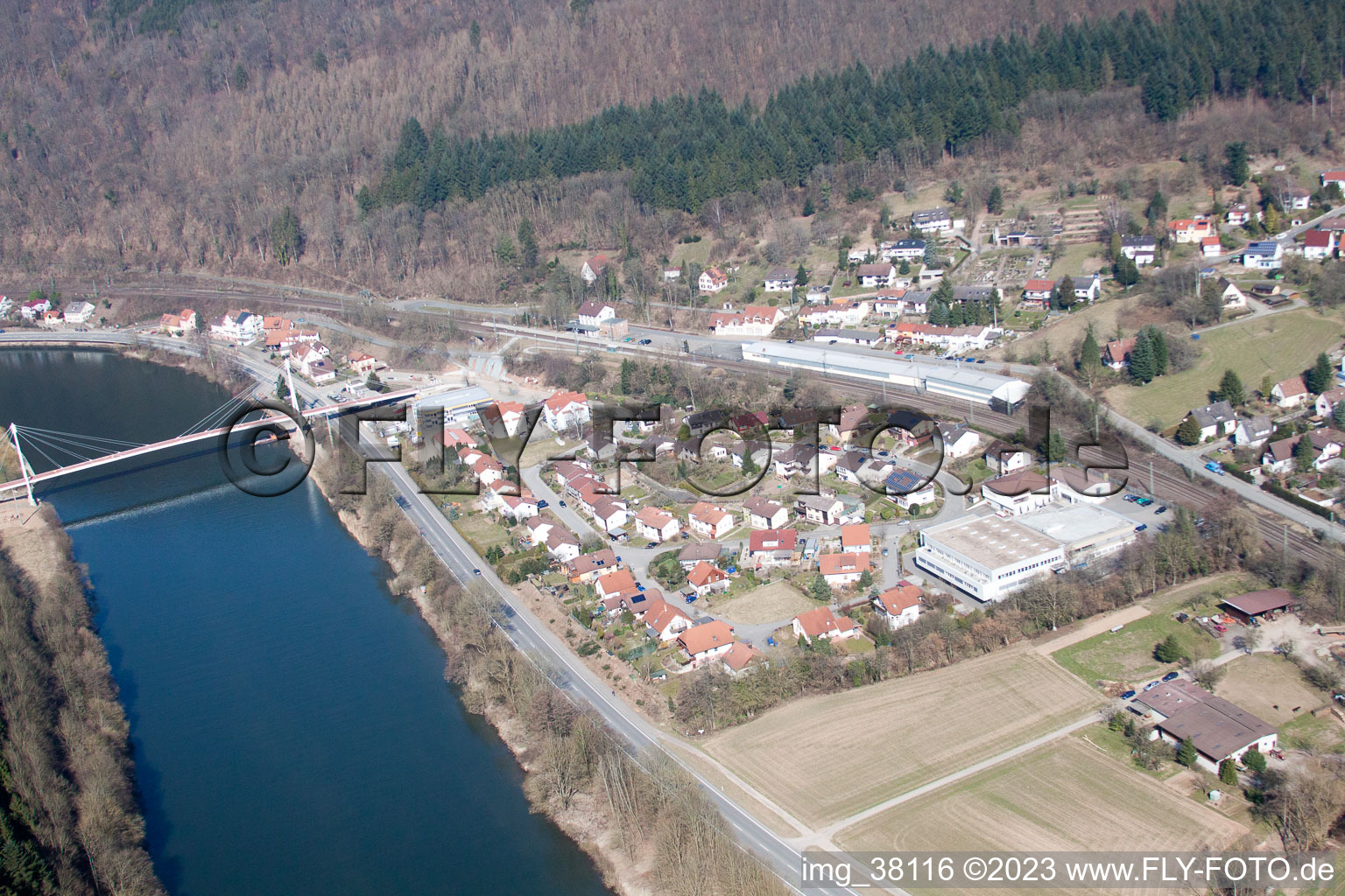 Drohnenaufname von Zwingenberg im Bundesland Baden-Württemberg, Deutschland