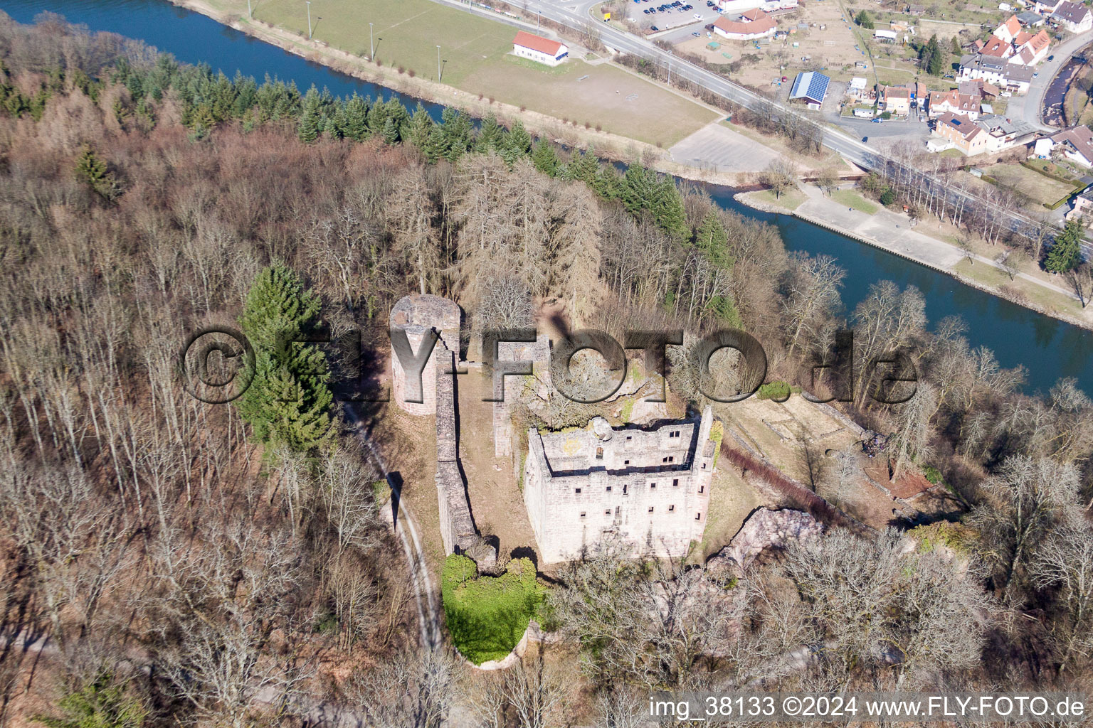 Luftbild von Ruine und Mauerreste der ehemaligen Burganlage und Feste Minneburg über dem Neckar in Neckargerach im Bundesland Baden-Württemberg, Deutschland