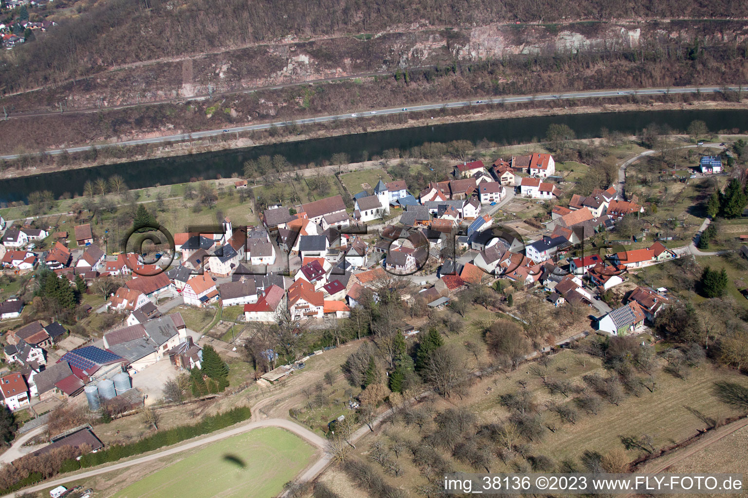 Neckargerach im Bundesland Baden-Württemberg, Deutschland aus der Drohnenperspektive