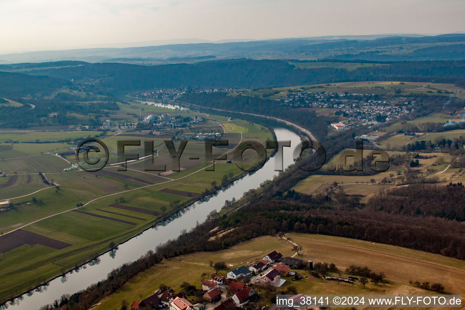 Ort am Neckar gegenüber dem KKW Neckarwestheim in Binau im Bundesland Baden-Württemberg, Deutschland