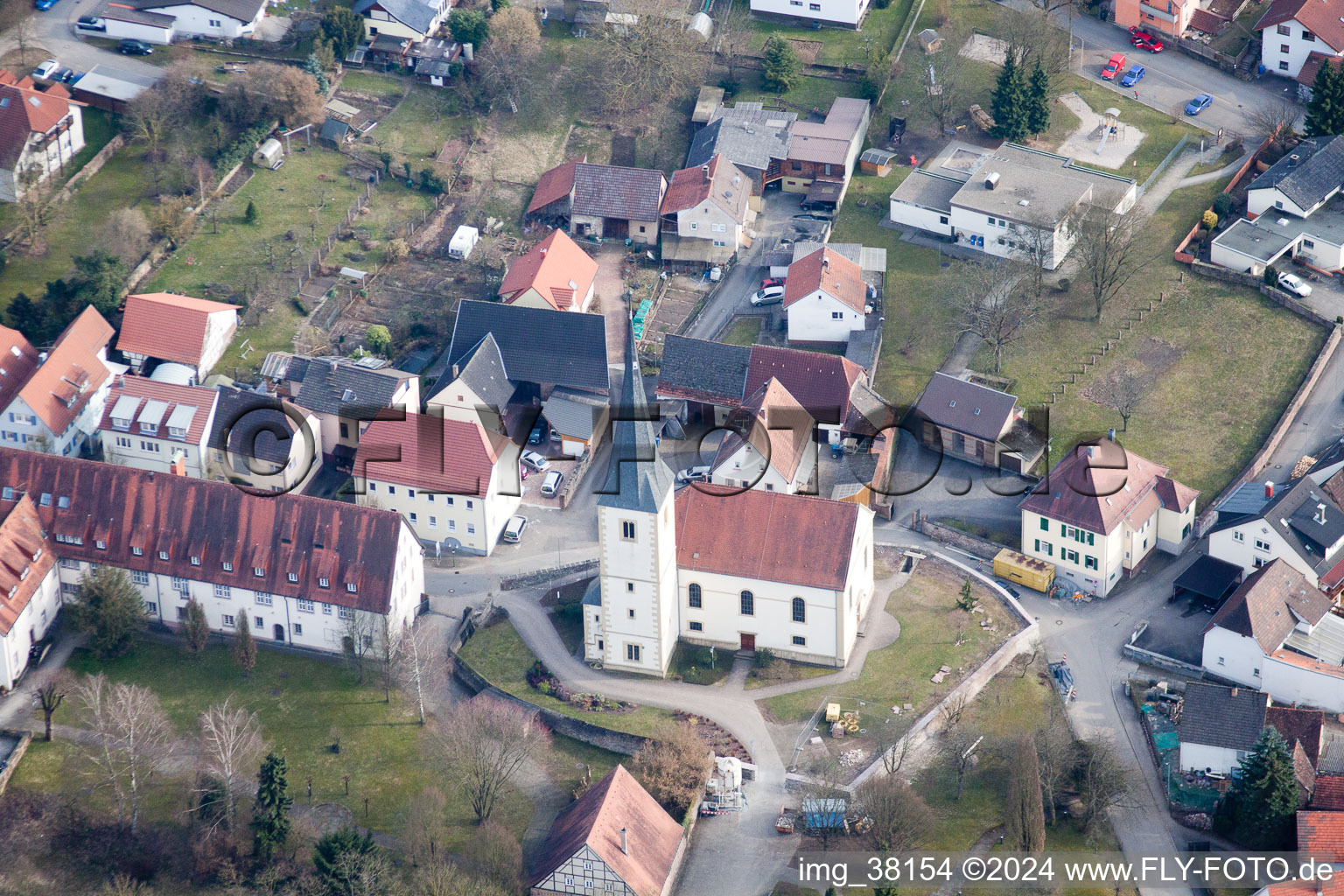 Luftaufnahme von Kirchengebäude der Kapelle Tempelhaus Neckarelz im Ortsteil Neckarelz in Mosbach im Bundesland Baden-Württemberg, Deutschland