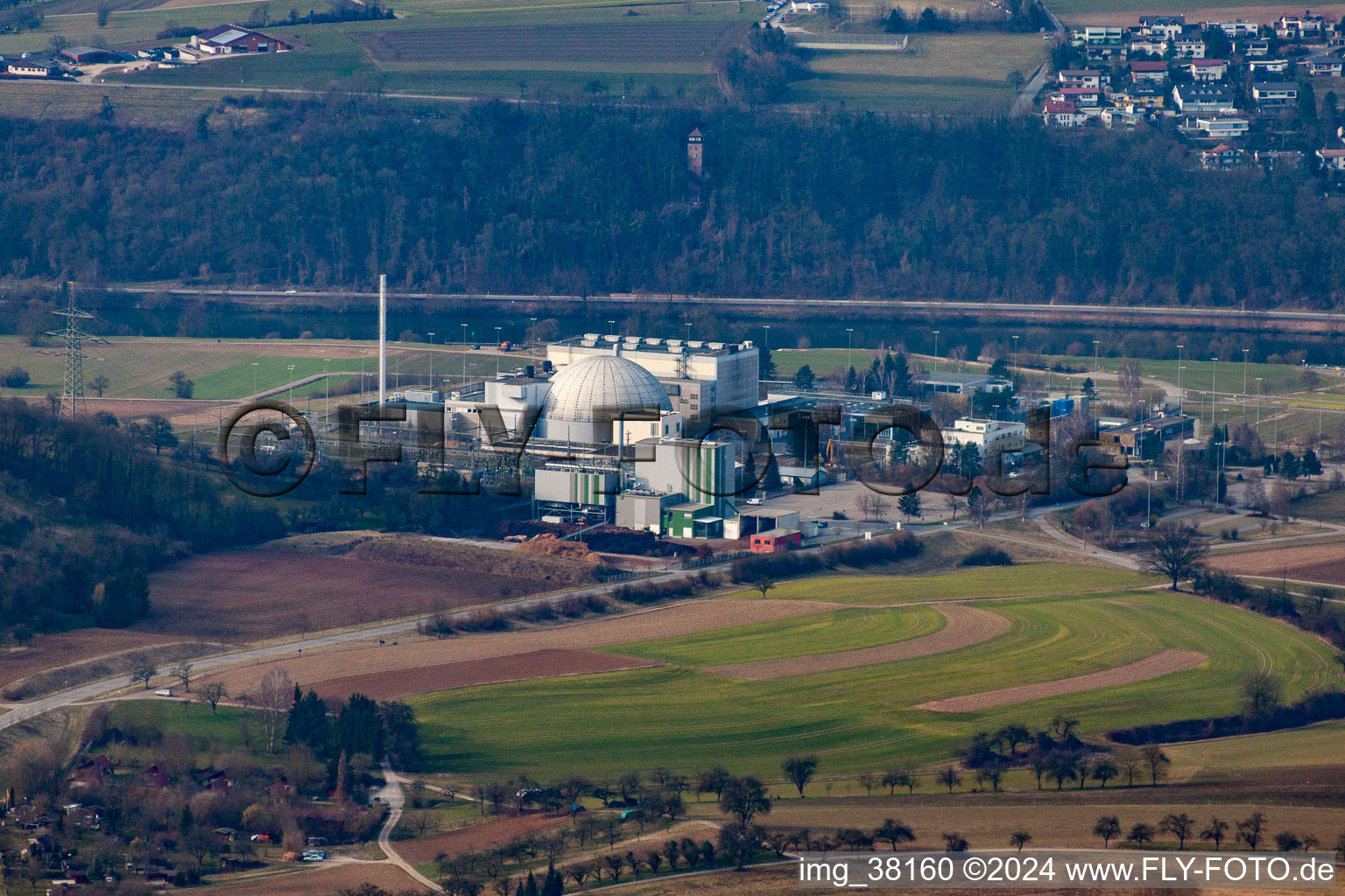 Luftbild von Gebäude der stillgelegten Reaktorblöcke und Anlagen des AKW - KKW Kernkraftwerk EnBW Kernkraft GmbH, Kernkraftwerk Obrigheim in Obrigheim im Bundesland Baden-Württemberg, Deutschland