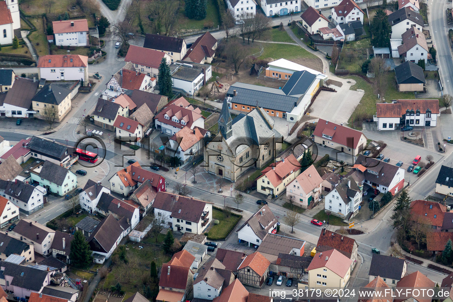 Kirchengebäude im Dorfkern im Ortsteil Obergimpern in Bad Rappenau im Bundesland Baden-Württemberg, Deutschland